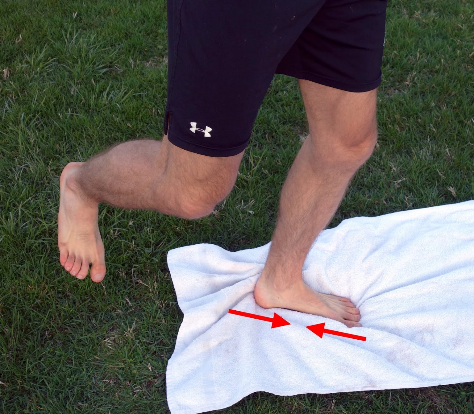 Женщина занимается бегом